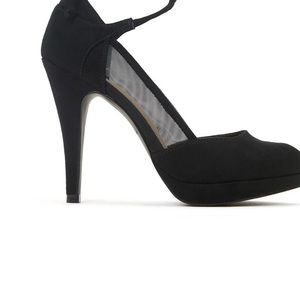 High heels
Round toe
Stiletto heel
Slip-on